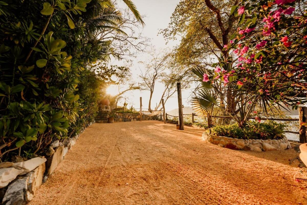 Dream Villa With Private Beach And Catering Сіуатанехо Екстер'єр фото